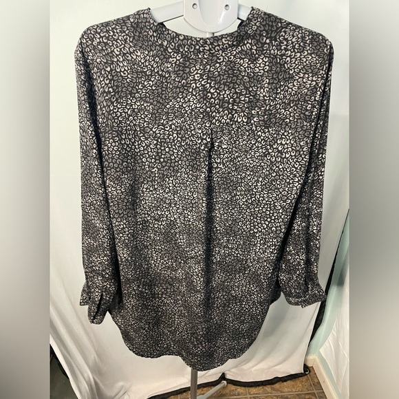 Torrid Black and White Patterned Top size 1 - Picture 6 of 10